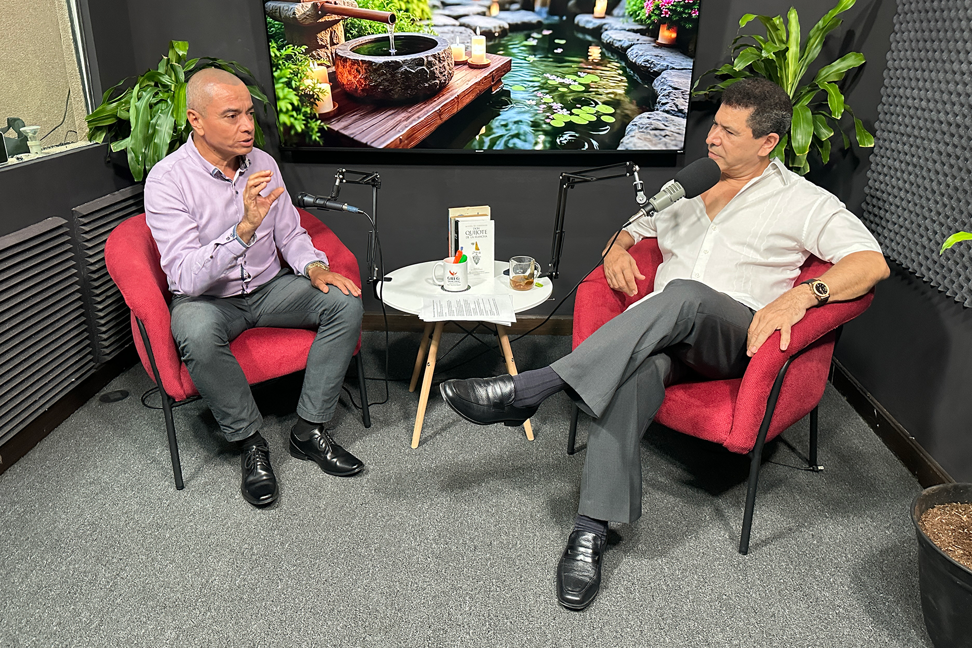 Greg Sánchez conversa con Julián Aguilar Estrada en el set del programa Despertar de Conciencias, abordando el tema del liderazgo biomimético como modelo para construir organizaciones más conscientes y sostenibles.